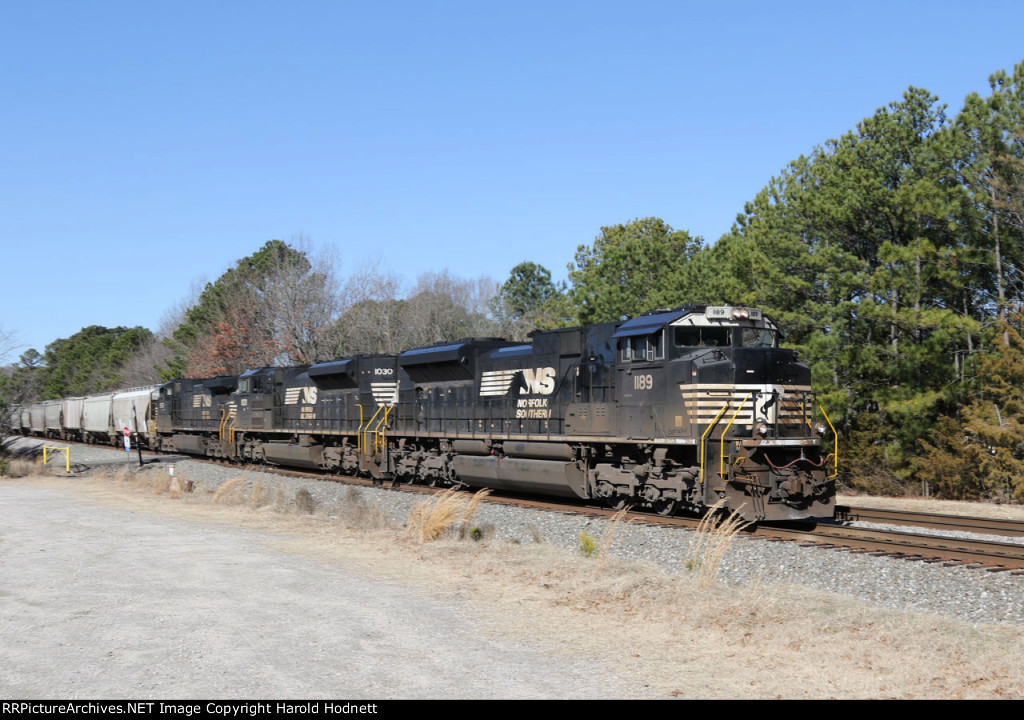 NS 1189 leads train 350-10 eastbound